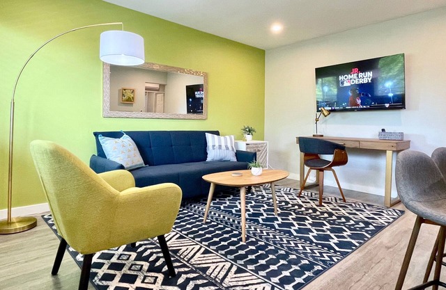 Walk Downtown Work Here Fast WiFi Parking King Bed New Kitchen