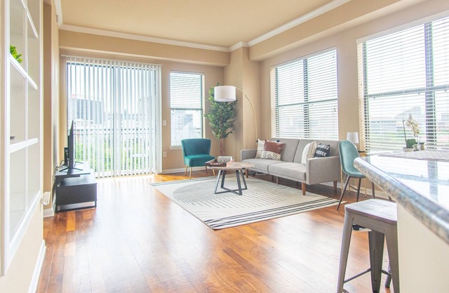 Walk Everywhere! 1BR Uptown Corner Unit | Gym+Pool