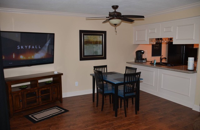 Walk In Level - Schön / Sauber / Kürzlich renoviert 1BD / 1BA in Pointe Royale