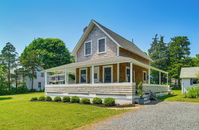 Walk to 2 Beaches: Pocasset Home w/ Kayaks & Bikes