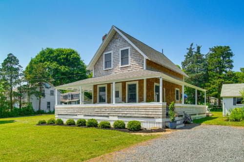 Walk to 2 Beaches Pocasset Home with Kayaks and Bikes