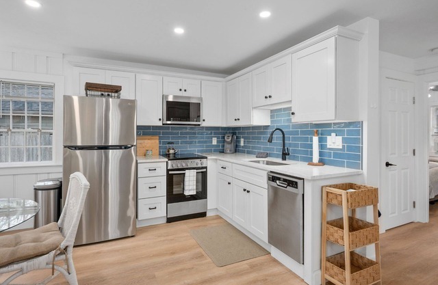 Walk to 3 Beaches & Waterfront Dining★Pet Friendly★Fire Pit★BBQ