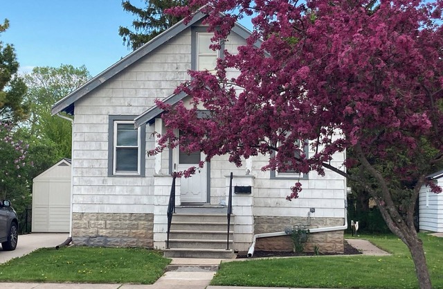 Walk to AirVenture from this Cozy Cottage!