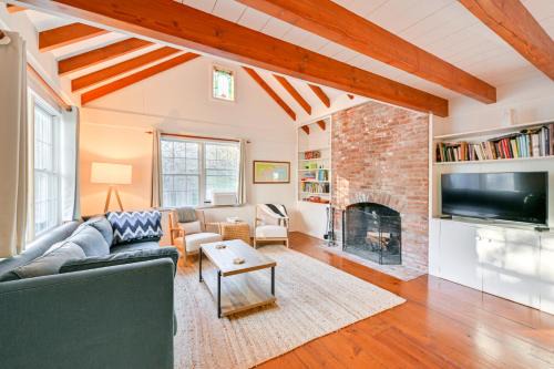 Walk to Amagansett Beach Cottage with Deck!