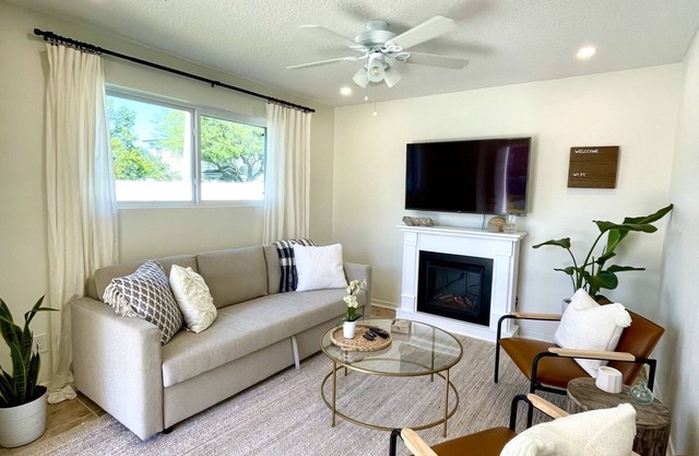 ★Walk to Beach★ Fully Renovated and Modern Jax Beach Retreat