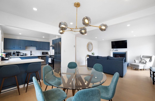 Walk to Beach -3 beds- 1 bath- Safe Town Remodeled Modern House I 20 min to SFO