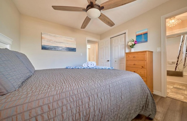 Walk to beach and downtown, private backyard, deck