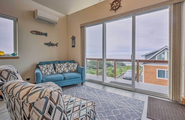 Chic Beachfront Abode w/ Balcony & Beach Access!