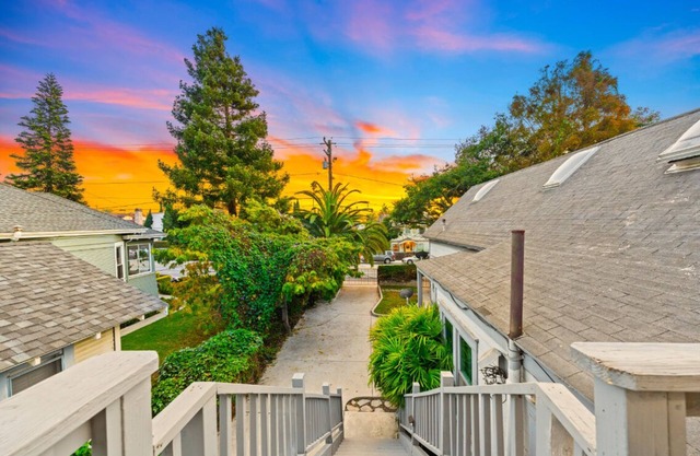 Perfect Location! Walk To Downtown, Close to Beach
