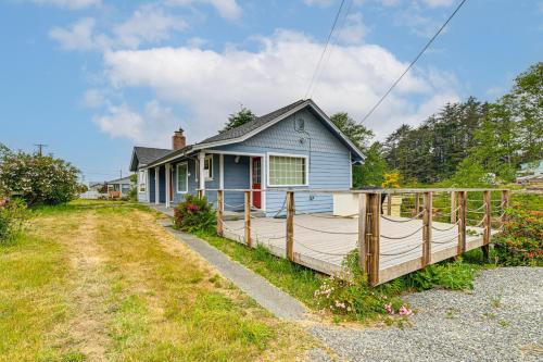 Walk to Beach Cozy Home with Deck in Smith River!