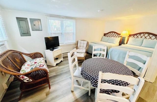 Walk to Beach, Dining & Shops! Cozy Apartment 1 Block from Rehoboth Ave