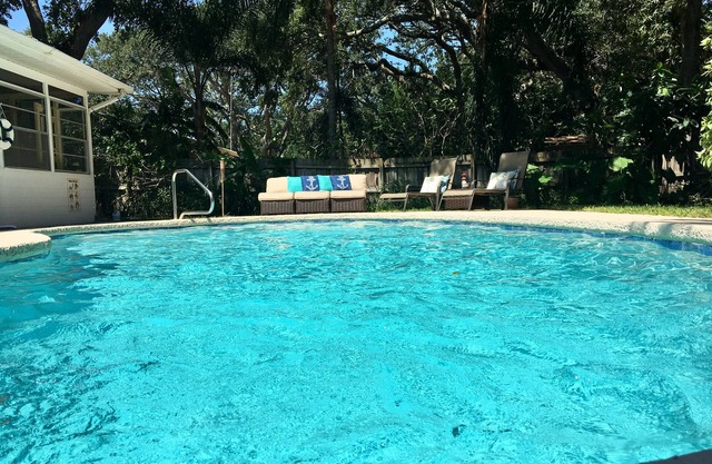 Beach House w / Swimmingpool "SeasTheDayFL" Spielzimmer! Zu Fuß zum Strand!