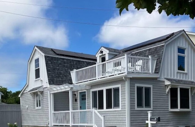 Walk to beach from newly remodeled modern and cozy beach cottage