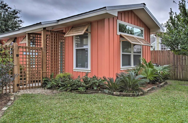 NEU! Gehen Sie zum Strand von Chic Old Town Apt w / Yard!