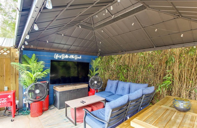 Walk to Beach, Gazebo w/Hot Tub: Gulfport Gem!