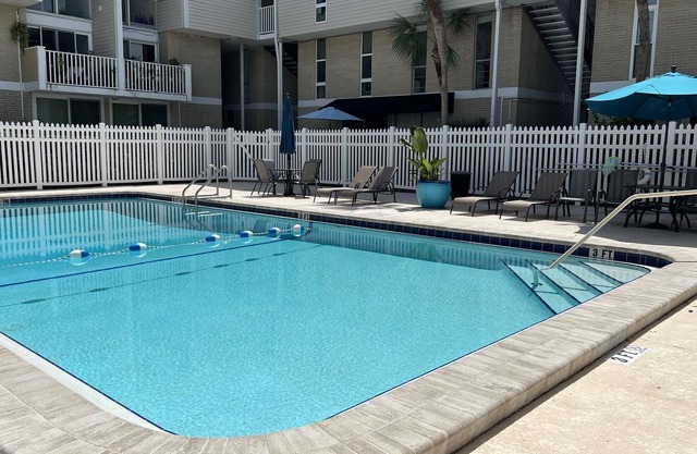 Walk to Beach & great restaurants!