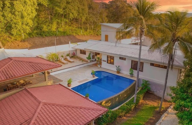 Walk to Beach ~ Jacuzzi ~ Pool ~ Luxe & Spacious!