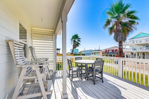 Walk to Beach Modern Farmhouse in Surfside Beach!