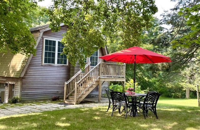 Newly Renovated Carriage House Near Town & Beaches!