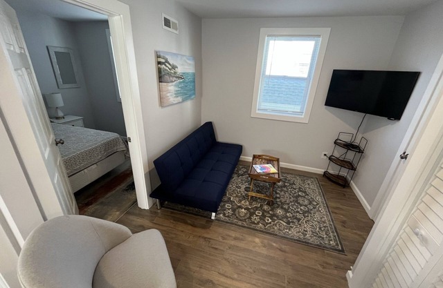 Walk to Beach or Bay with Great Downtown access!