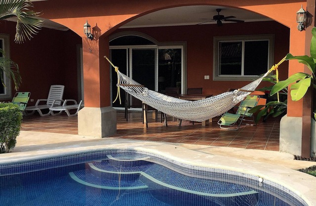 Spazieren Sie zum Strand oder genießen Sie den privaten Pool in diesem neuen Haus mit 3 Schlafzimmern und 3 Bädern