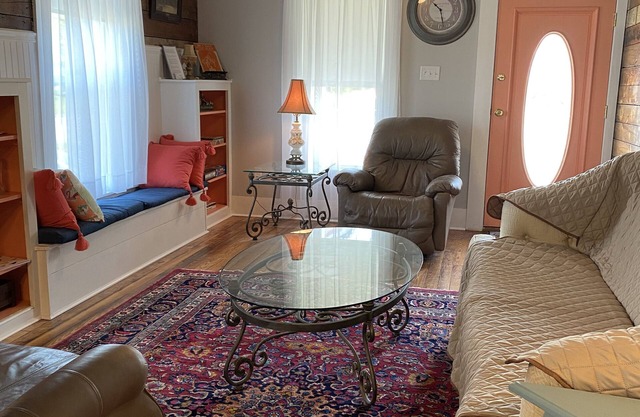 Walk to beach, pier, casino from historic charming cottage and pet friendly!