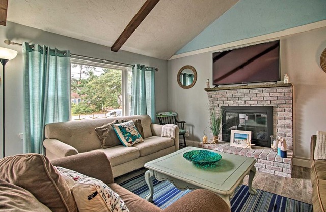 Walk to Beach Quaint Dennis Home with Deck and Grill!