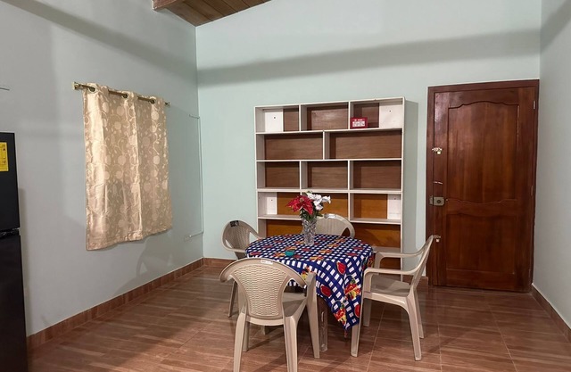 Walk to beach Tonsupa, Ecuador, WiFi, AC, FREE PARKING Vacation Apartment