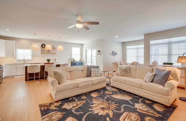 Walk to Beach Spacious Condo in North Wildwood!