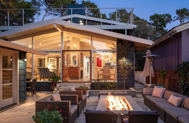 Walk to beach & town! 4 bdrm sleeps 7, private yard, firepits, deck w/ocean view