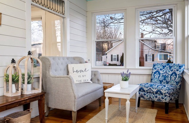 Walk to Beach - Patio - Full Kitchen - Parking