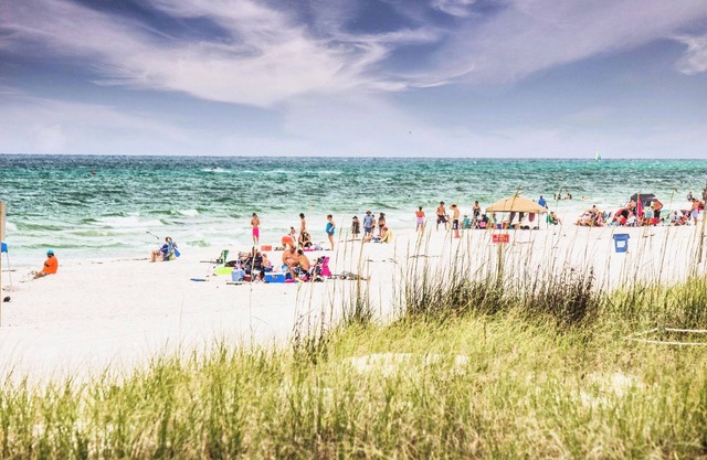 Walk to Beach! Family Retreat, Grill, Pool Table, Private Patio & Free parking