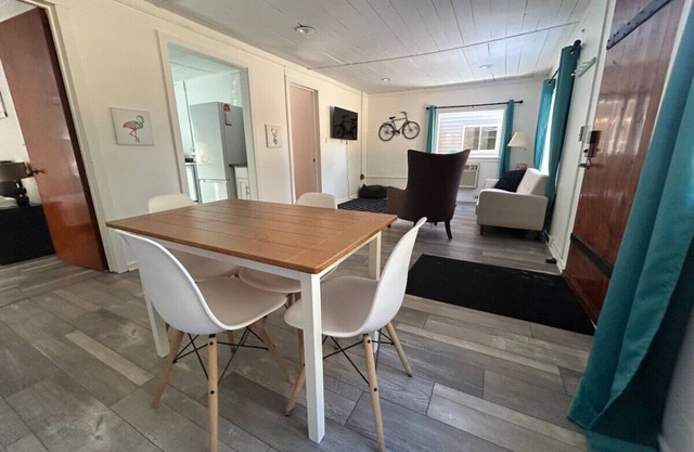 Walk to beach, 2BR, A/C
