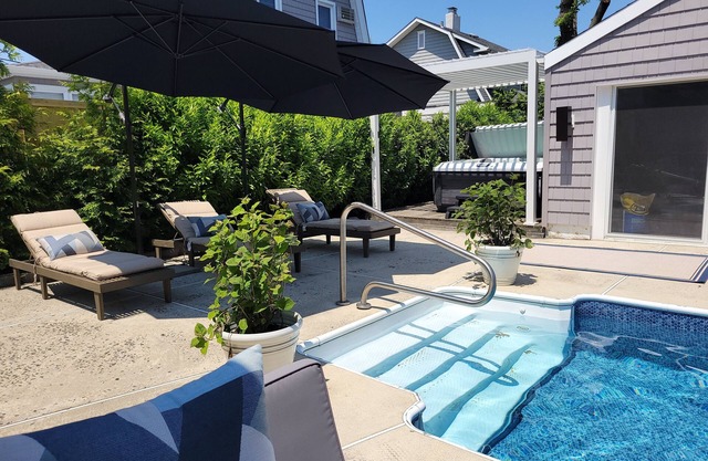 Walk to Beach w Pool and Jacuzzi Hot Tub, Near Train, Restaurants