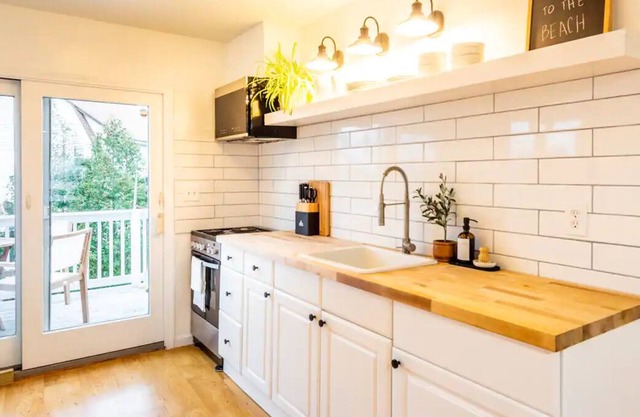 Walk to Beaches - Perfect New Haven Guest Retreat!
