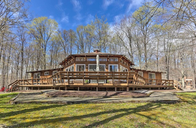 NEU! Einfamilienhaus mit Deck, zu Fuß zum Big Bass Lake!