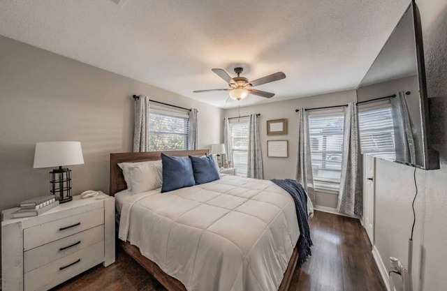 Walk To Dickies Arena, Will Rogers, 7th Street & More, KING BED, Large Backyard!