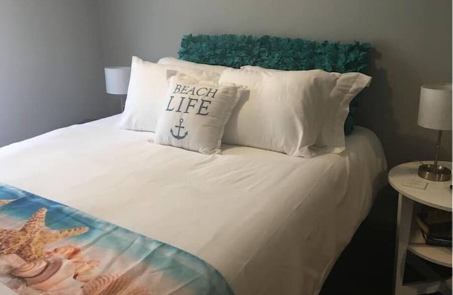 Walk to Dinner, Sunsets & the Bay! Pets OK! 15 minutes to Beach from St. Andrews