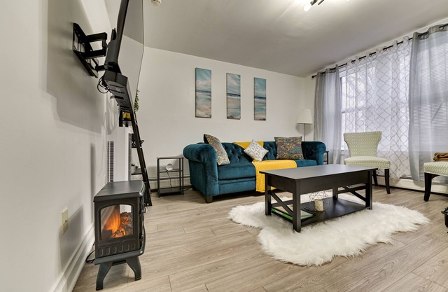 Walk to Downtown Albany: Ten Broeck Triangle Apt!