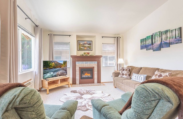 Walk to Downtown, Festivities, Food, Coaster, More! Free Parking and A/C!