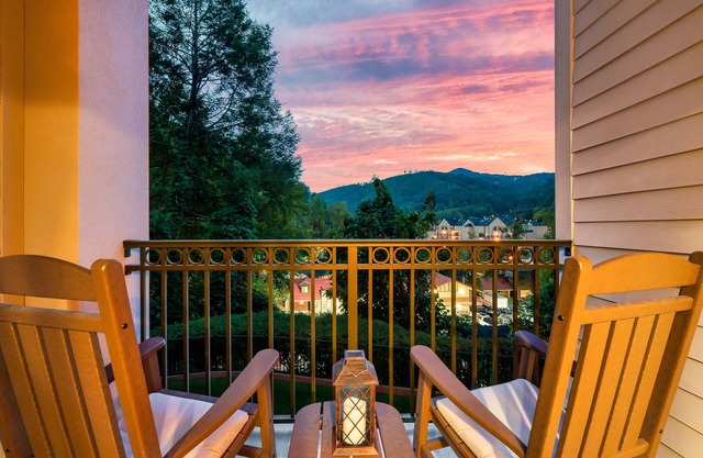 Cozy Cabin Feel, Walking distance to Convention Center in Downtown Gatlinburg!