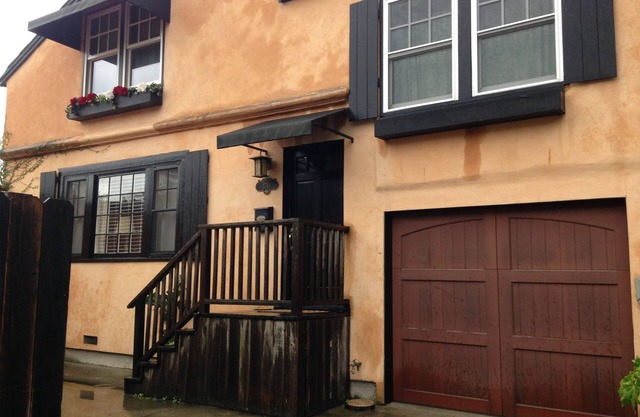 WALK TO DOWNTOWN NAPA! EUROPEAN STYLE 2 BEDROOM DUPLEX WITH CHARM!