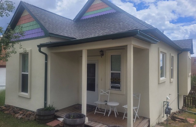 Walk to Downtown, Immaculate 2 bed 2 bath, Mountain Views, Deck-Grill-Wildlife
