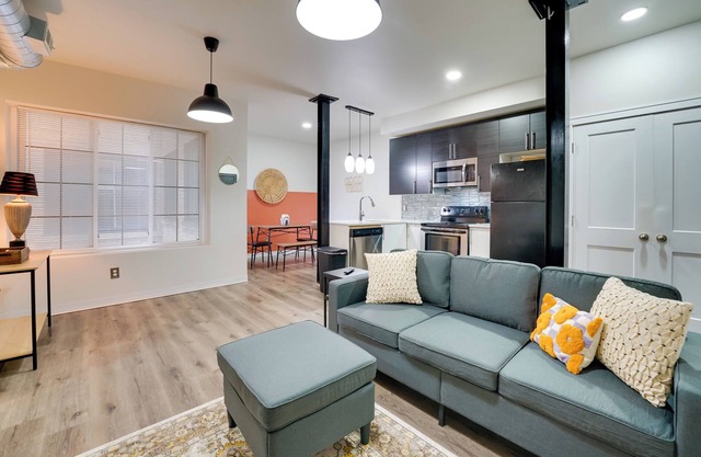 Walk to Eateries: Sleek Urban Getaway in Detroit!