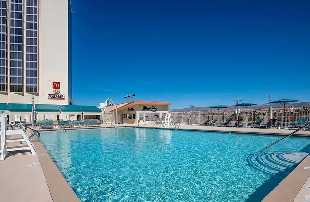 Walk to Entertainment & Riverwalk! Spacious, Pool, Casino, Game Room, Bars!