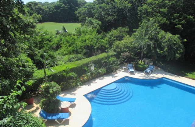 Perfekte Lage, sichere, geräumige Penthouse-Wohnung mit tollem Pool!