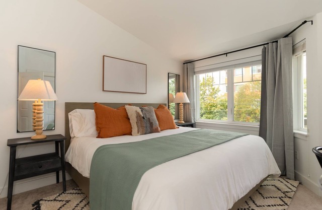 Walk-to-everything 3BD & 3BA Townhome next to Lake and Lightrail