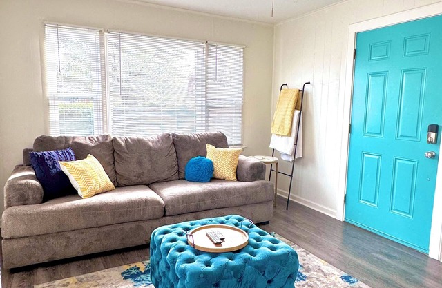 Walk to EVERYTHING! Steps to Restaurants/Shopping/Nightlife! ~Bardstown Rd /4ppl
