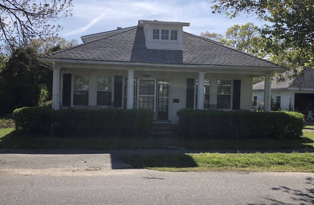 Zu Fuß zum Falmouth Heights Beach von diesem charmanten Cape Cod Bungalow. Schläft