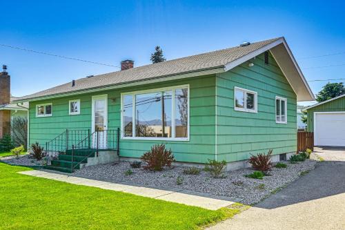 Walk to Flathead Lake Airy Home with Mtn Views!